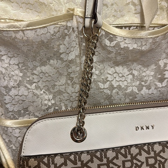 DKNY NWOT  small handbag natural with zipped top chain and cream straps - Picture 5 of 10